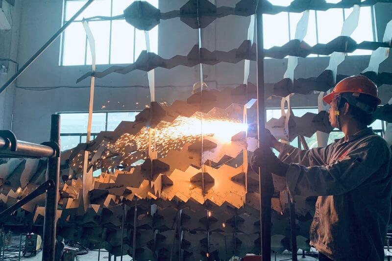 不銹鋼雕塑定制中的焊接方法有哪些？