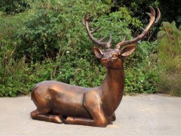 鑄銅臥立著的鹿雕塑