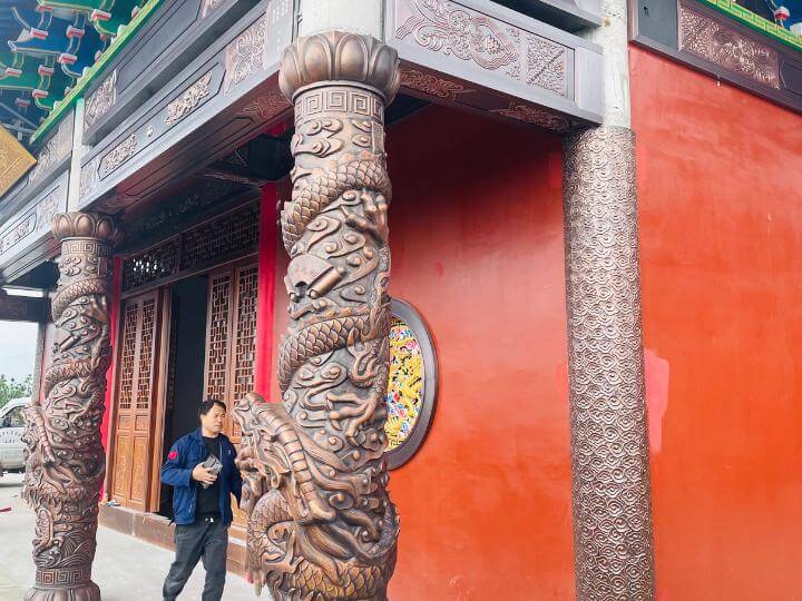 廣場盤龍柱鍛銅雕塑