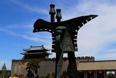 如何選擇靠譜的銅雕塑生產(chǎn)廠家？藝通·藝術(shù)五大優(yōu)勢(shì)解析