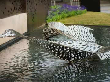 杭州不銹鋼鏤空樹葉雕塑