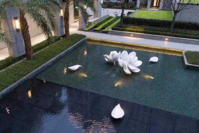 寧波金地·土著小區(qū)中軸水景不銹鋼花瓣雕塑安裝落地