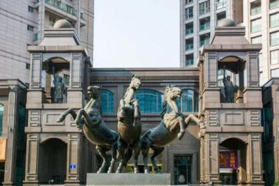 小區(qū)戰(zhàn)馬和自由女神像銅雕塑